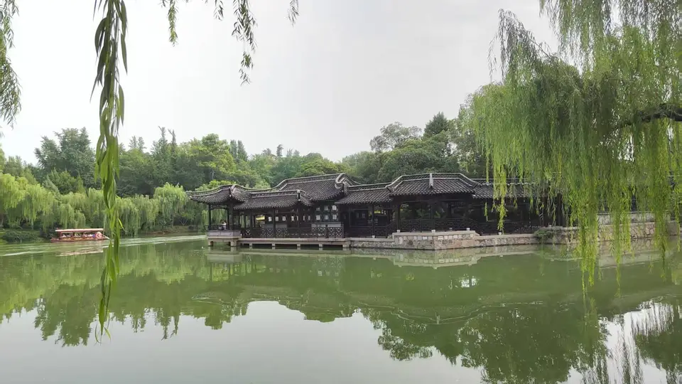 赛里木湖的澄澈风景里，景区管理更要守住对游客与从业者的善意