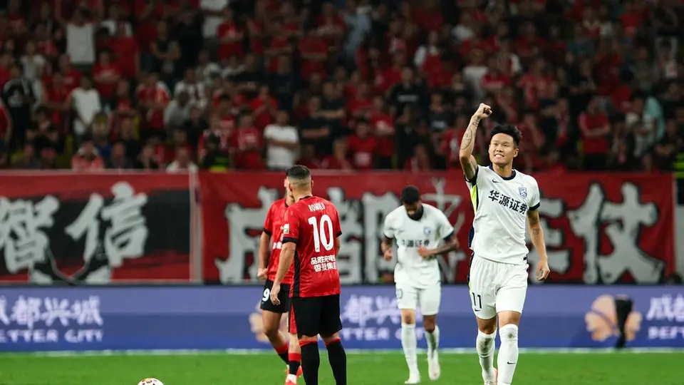 中超赛场战况:李昂破门送点、韦世豪点射救主,成都蓉城1-1战平武汉三镇,现场观众见证多元精彩对决
