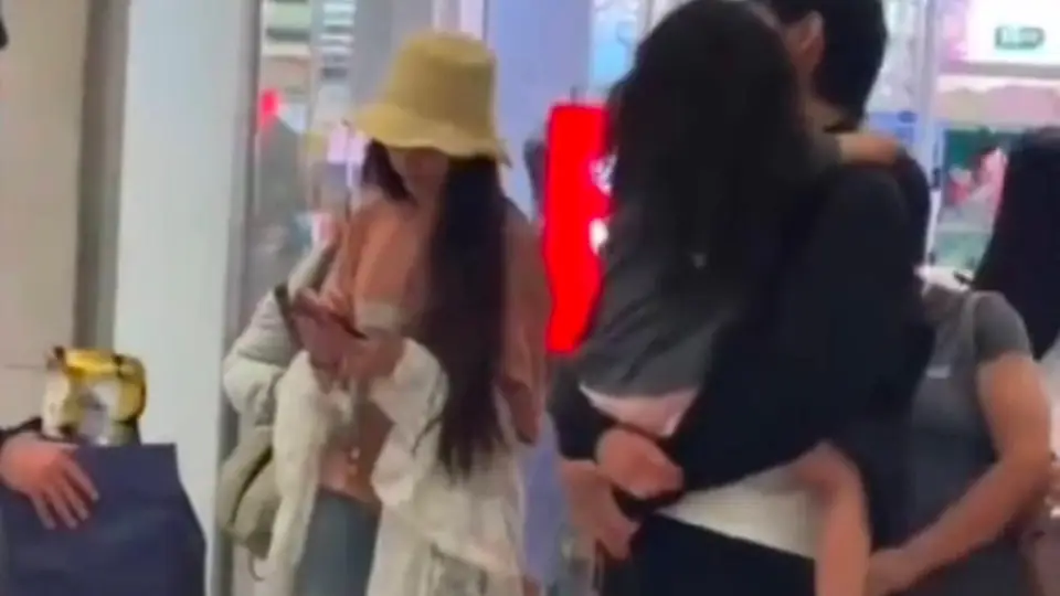 向佐郭碧婷带娃现身室内游乐场 朴素接地气日常好温馨