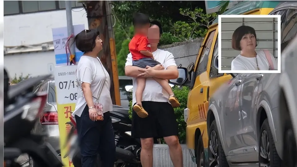 44岁Selina中年发福！无滤镜下胖到看不出脖子，肚子比老公还大