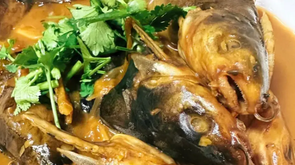 鱼肉煎至金黄焖煮,酸甜黄皮酱汁裹满鱼身