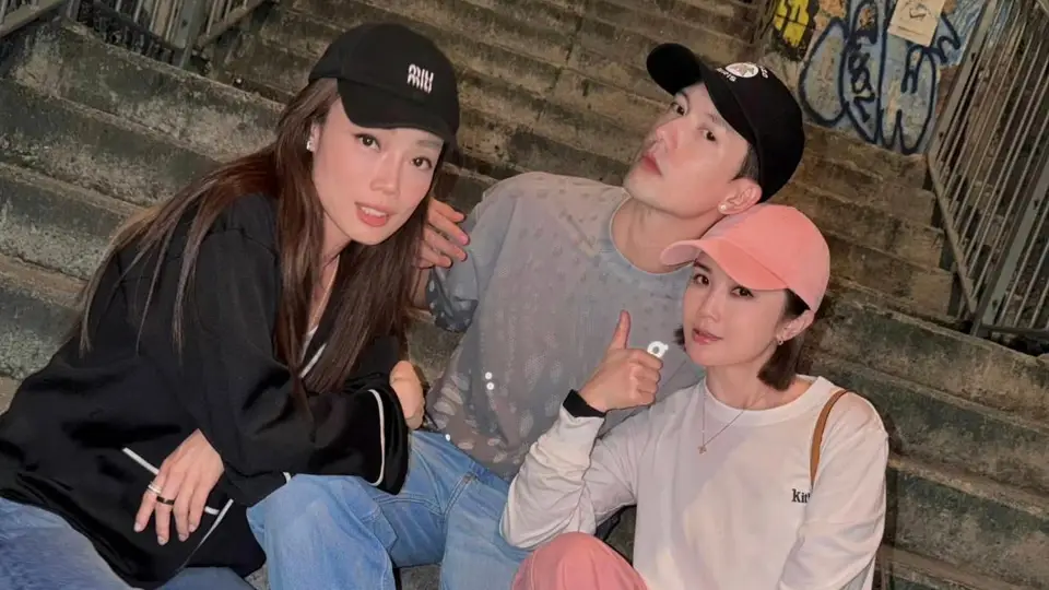 蔡卓妍容祖儿街头庆祝关智斌夺冠 搞怪合拍松弛又欢乐