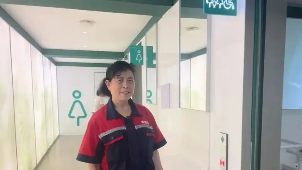 景区保洁阿姨在厕所吃饭引热议，本人回应：怕小朋友滑倒，干脆就近吃，方便随时巡视