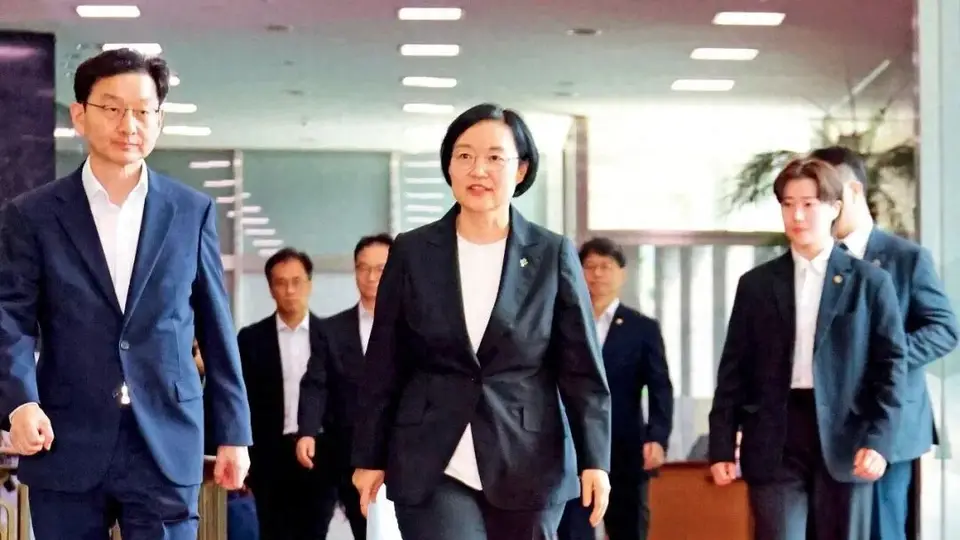 做记者,进“大厂”,当总理,她一路开挂