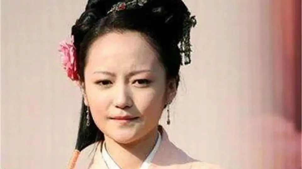 红楼梦俩丫鬟：她因一眼回眸成了夫人，她因一碗茶被撵，差别为何这么大