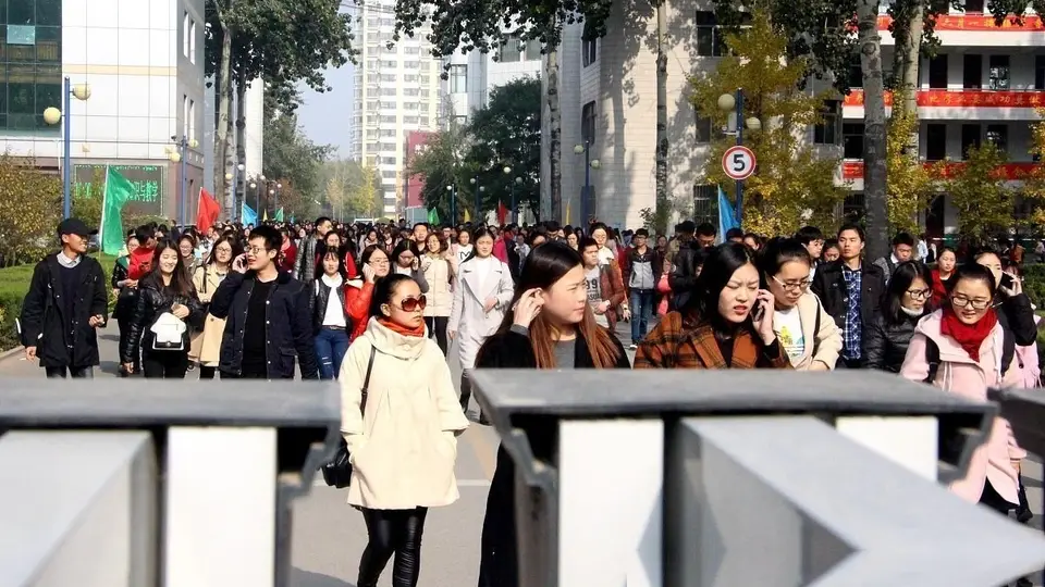 教师铁饭碗碎一地!未来十年全国教师过剩或达200万
