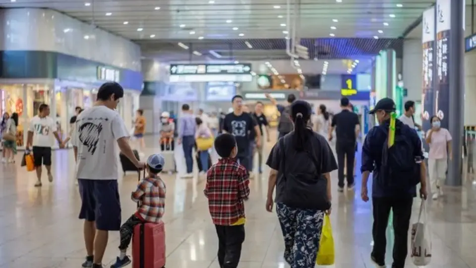 带娃买票总被分到上铺,12306回应:取消3次限购,下铺只能去窗口