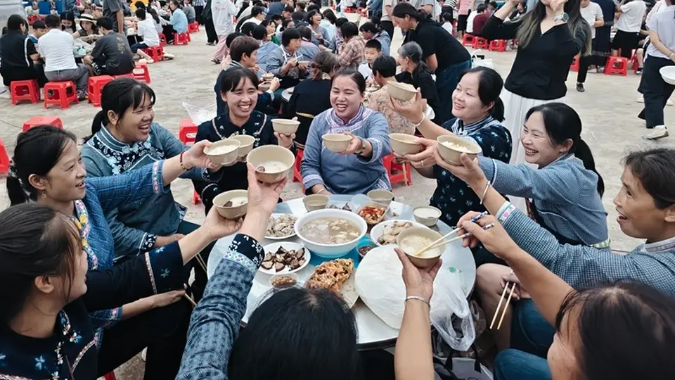 荔波拉欧村“六月六”民俗盛宴:万人欢歌庆佳节,原生态风情醉游人