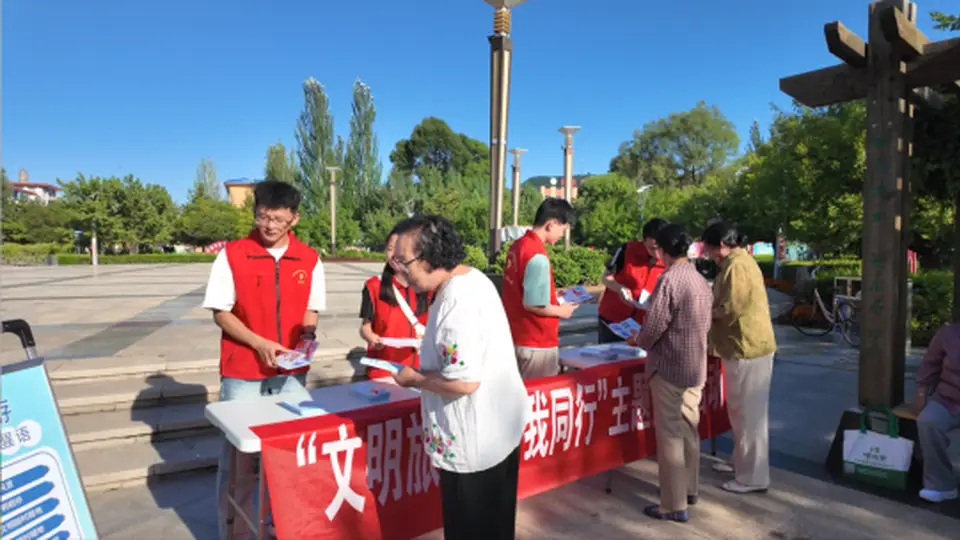 静乐县“红马甲”现身西林公园 文明旅游新风拂面
