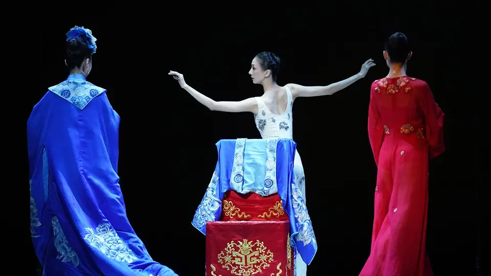 中芭《牡丹亭》复排首演 三位丽娘同框舞台引观众沉浸式体验