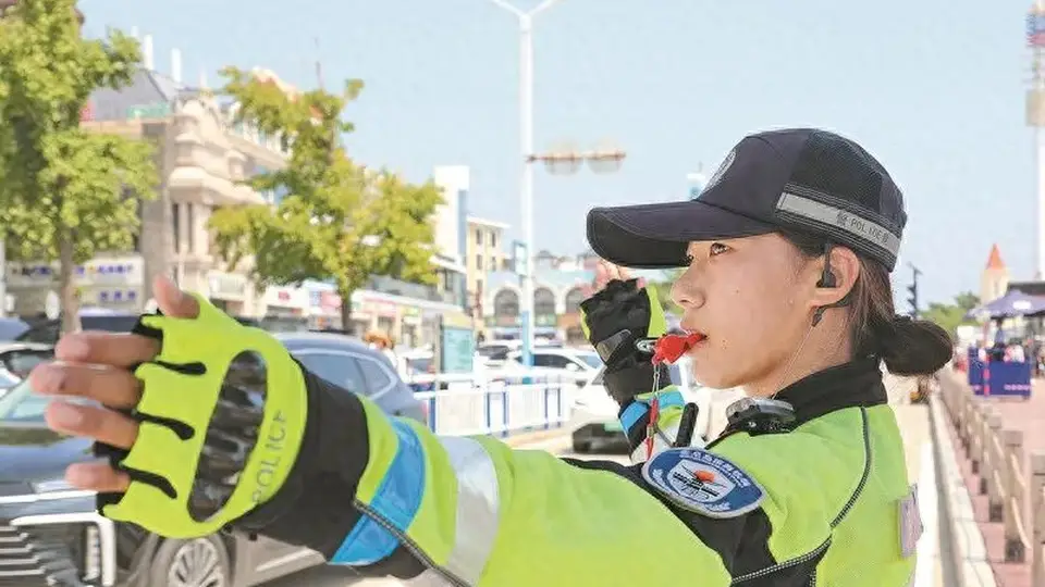 在滨海山海里邂逅“荧光绿”！看女骑警用热汗守护游客舒心出行