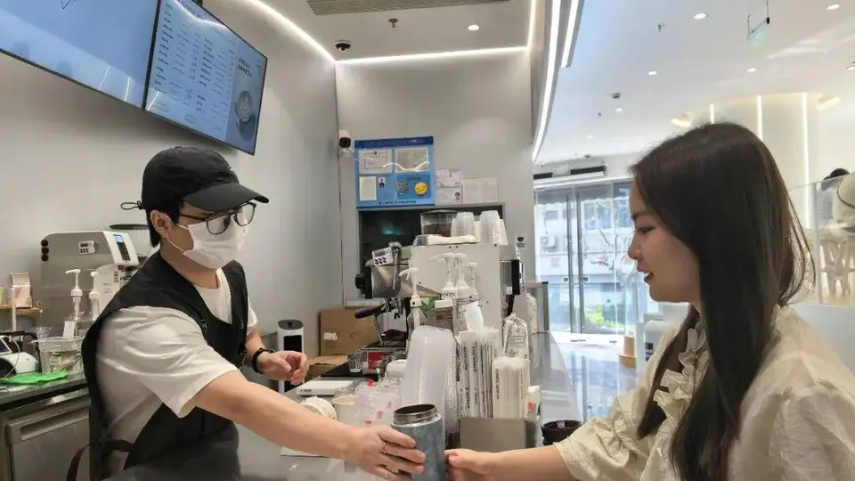 自带杯喝咖啡成新风尚 上海年轻人解锁环保省钱新玩法