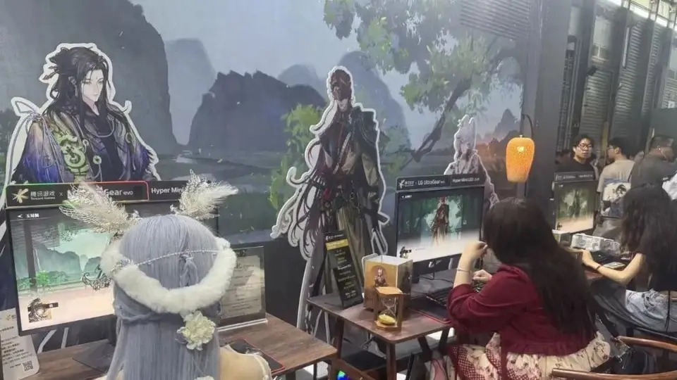 CJ现场沉浸式体验拉满！我和腾讯新游《猫仙札》里的AI Agent白狐尤崃聊到意犹未尽
