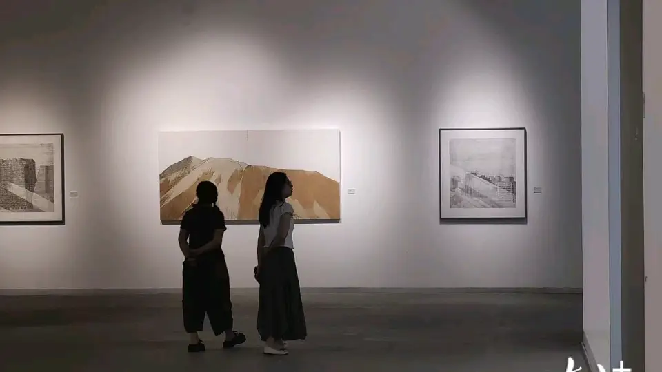 来广州画院美术馆赴8+1探索展 观三地艺术家交织碰撞的城市山水墨韵
