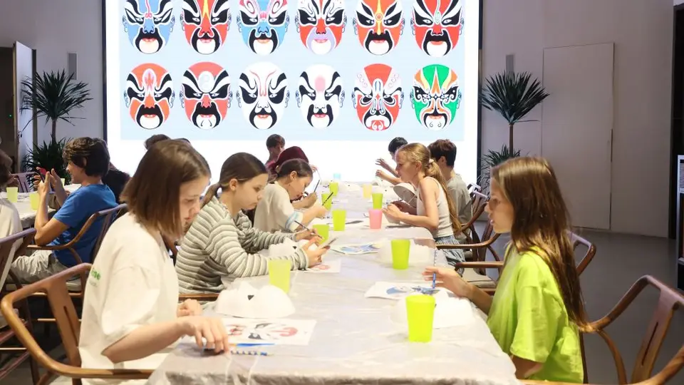 来秦皇岛逛主题街区、看非遗展演 张家界天门山玩悬崖栈道 中国多元清凉玩法圈粉全球境外游客