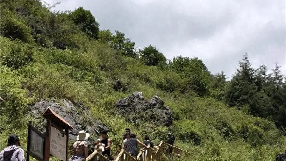 探秘乌蒙大地缝 沉浸式体验天然避暑秘境