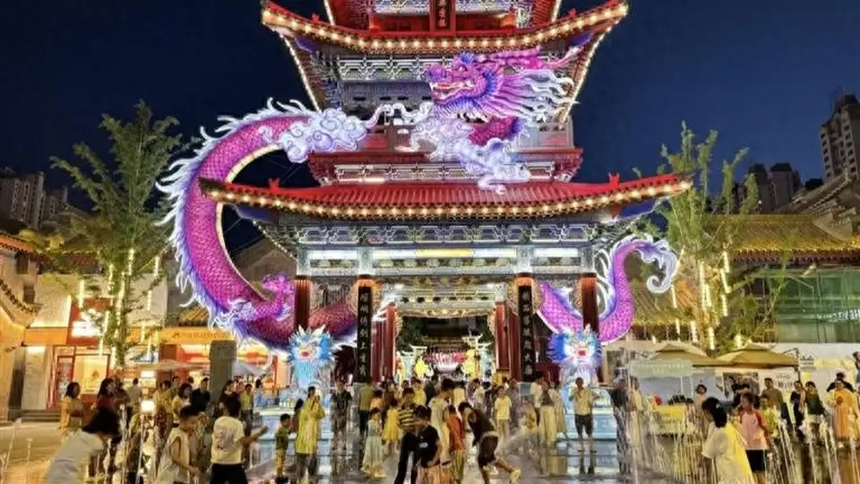 逛兰州老街夜市、游黄河中山桥、赶人才夜市……金城夏夜多元活动里，每一刻都藏着烟火气与专属参与感