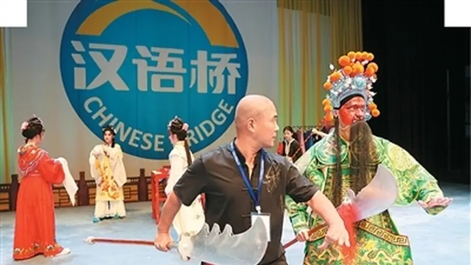 津彩中文活动邀留学生沉浸式玩评剧 赏剧目绘脸谱穿戏服过戏瘾