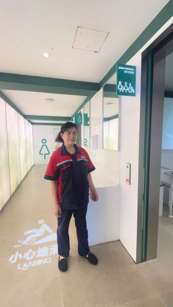 景区保洁阿姨在厕所吃饭引热议，本人回应：怕小朋友滑倒，干脆就近吃，方便随时巡视