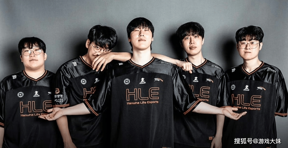 HLE轻松3比0击败G2，赛后现场照片公布，3人跷着二郎腿打比赛