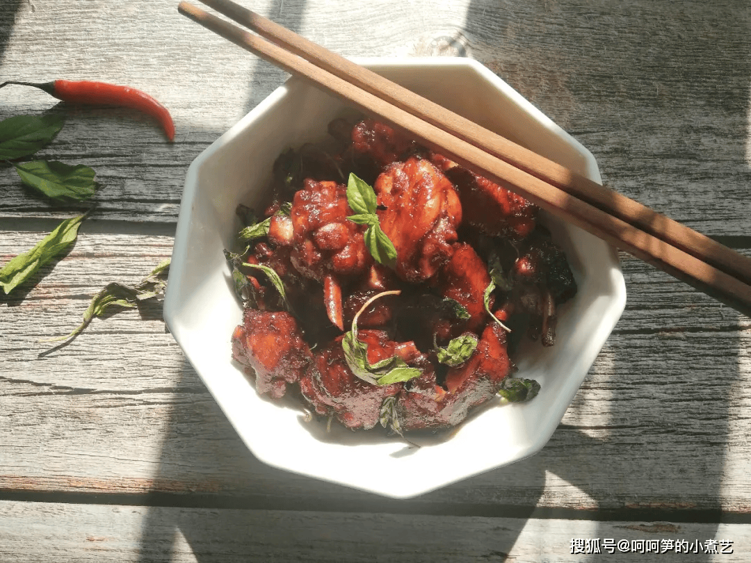 三杯鸡，这只鸡跨越海峡加了香草，原来这么美味啊！