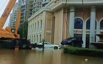 沈阳一宾利车主用大吊车吊起爱车避免泡水,当地居民:今天水已退,拖车拖了一上午的泡水车