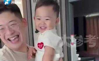 刚睡醒的宝宝再次见到带他一年多的保姆,开心地跑向她,抱着不撒手