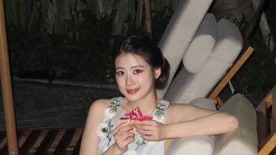 赵昭仪白刺绣无袖长裙素雅治愈 笑容清甜气质十足