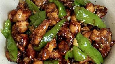 青椒炒鸡腿肉：十分钟出锅的下饭神器