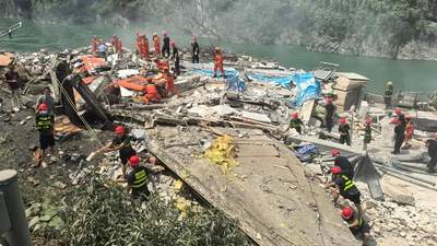 重庆山体垮塌已救出8人 网格员提前预警转移群众时发生滑坡