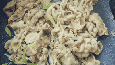 葱爆羊肉去腥解腻的正宗做法：羊肉卷这样炒更美味