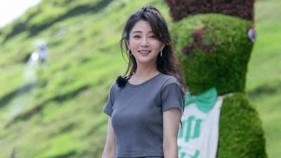 看了“殷桃”的穿搭，我悟了：灰色不配亮色、黑色，才更时髦高级