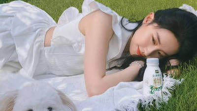 刘亦菲晒照带爱宠同框 纯白纱裙配大蝴蝶结引网友忆青春初恋