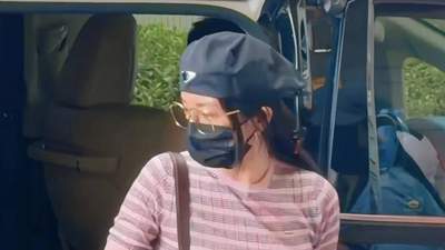 杨幂粉蓝条纹休闲装亮相 清甜状态引路人纷纷参考穿搭灵感