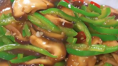 亲手炒一盘鲜香入味的青椒香菇 体验家常烟火里的快手美味