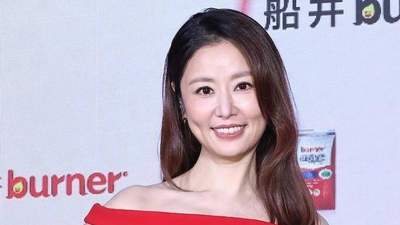 50岁林心如增重后亮相品牌活动，穿红裙吸睛 围观网友直呼差点没认出