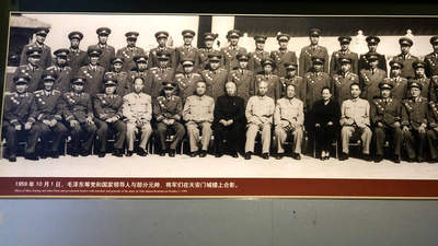 1959年国庆十周年那张国锋同志与五十余位开国将帅的合影里，十大元帅独缺彭德怀，当你知道他在吴家花园搞出的动静时，才懂这份“缺席”有多动人