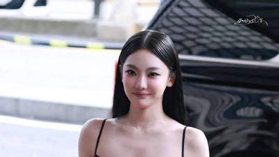 品牌活动现场宁艺卓黑长直搭配花卉吊带裙 和到场粉丝暖心互动