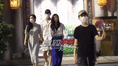 霍思燕杜江带嗯哼赴好友聚餐 一家三口饭后散步满是惬意时光