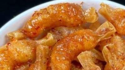 捏着虾尾啃起酥脆椒盐糖果虾，一口咔嚓解锁鲜香味美