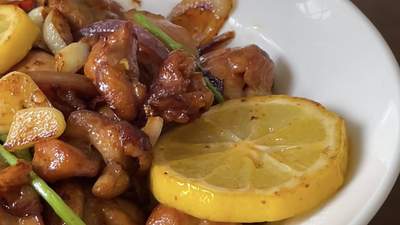 这盘柠檬香煎鸡腿肉，焦香嫩滑带清香，夏天配饭太绝了