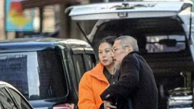 66岁知名导演老来得子，携小22岁情人与1岁私生子出席活动，全程低调至极