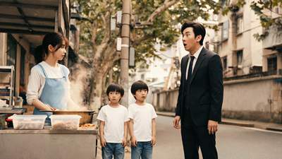 路边摆摊偶遇前夫如今是公司总裁,他看到我身后双胞胎当场看呆