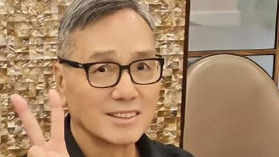 原来他是刘晓庆前男友，是我们熟悉的他，74岁依旧帅气，为她单身
