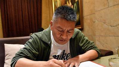 59岁梁实第30次高考：考后破防喝闷酒，妻子嫌丢人，明年还要再战