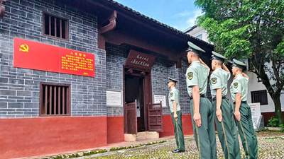 在叶家祠举起右拳
