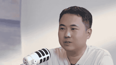 “充电宝一哥”港股上市首日一度跌超9%，CEO此前称：充电宝大概率过几年就“死”了