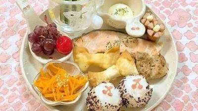 妈妈亲自给女儿准备的三餐和零食，体现出对孩子的爱