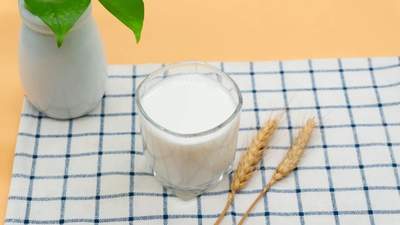 牛奶不能和药一起吃？