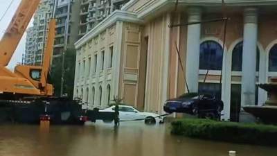 沈阳一宾利车主用大吊车吊起爱车避免泡水，当地居民：今天水已退，拖车拖了一上午的泡水车